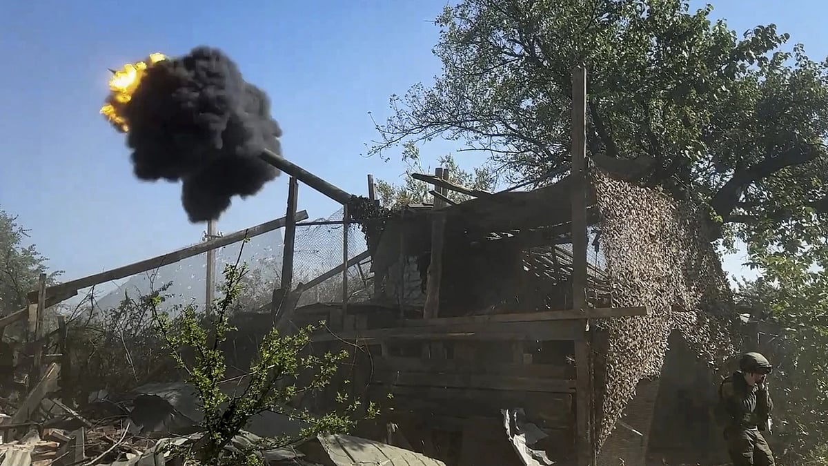 AP : Russian Army using giant propelled guns against Ukrainian Army |